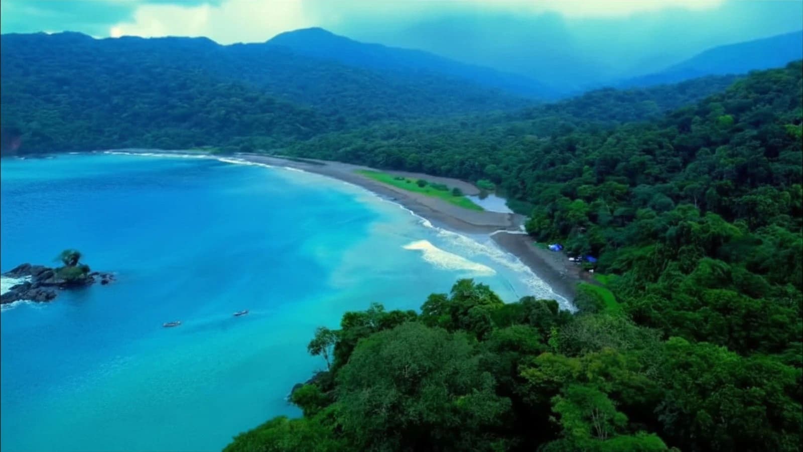 820-Hectare Oceanfront Land at Pinas Bay, Darien - photo 3