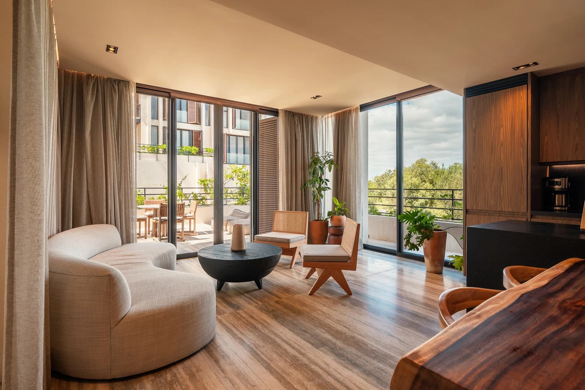 Bespoke 2 Bedroom Condo - photo 3