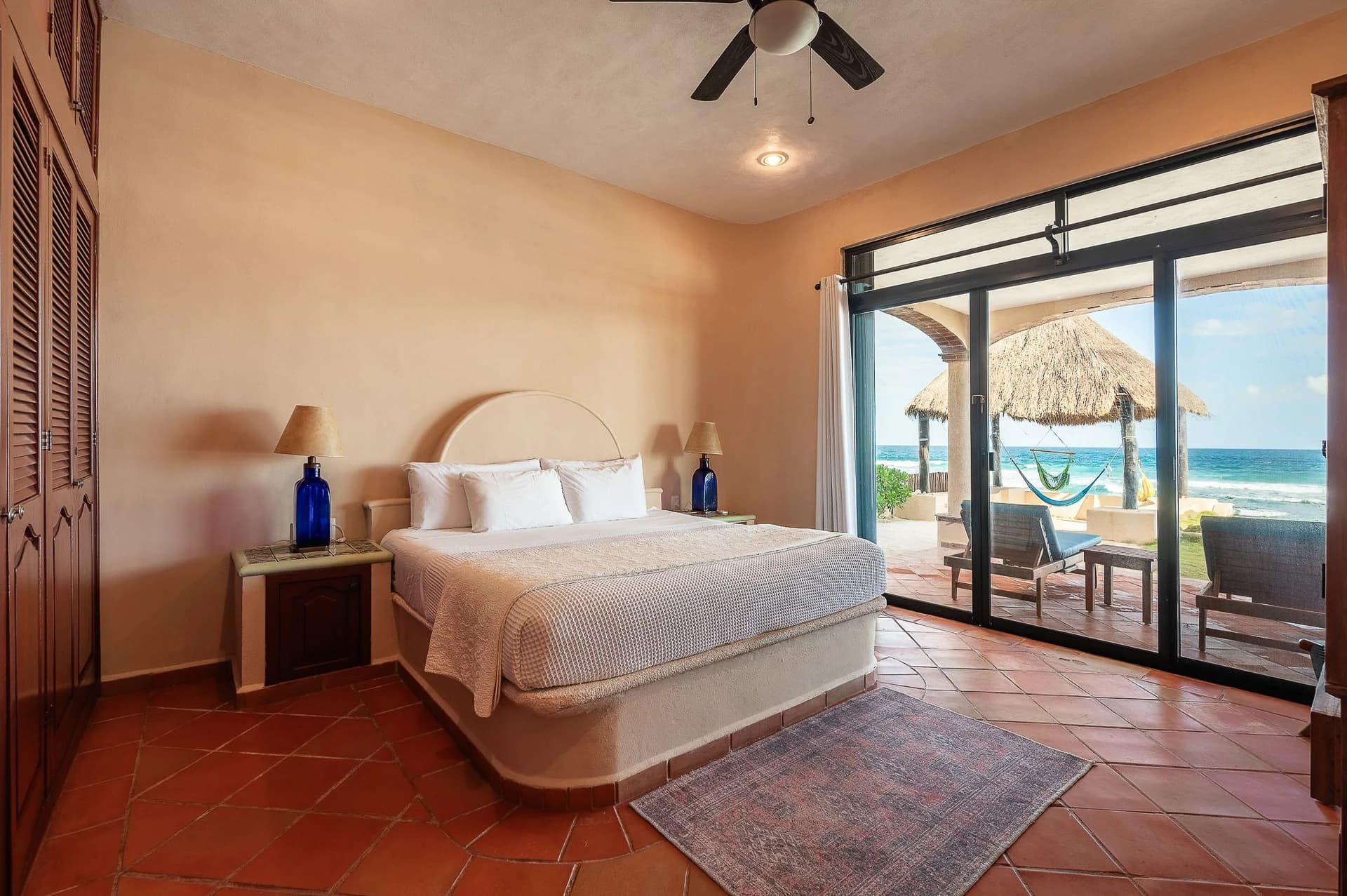 Casa Tres Palmeras 4 Bedroom Beachfront Villa - photo 4