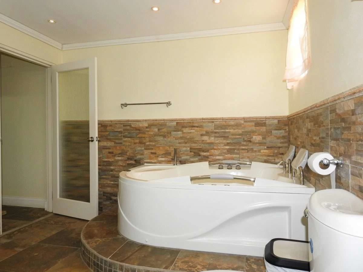 Four Bed Villa, Cap Estate. - photo 12