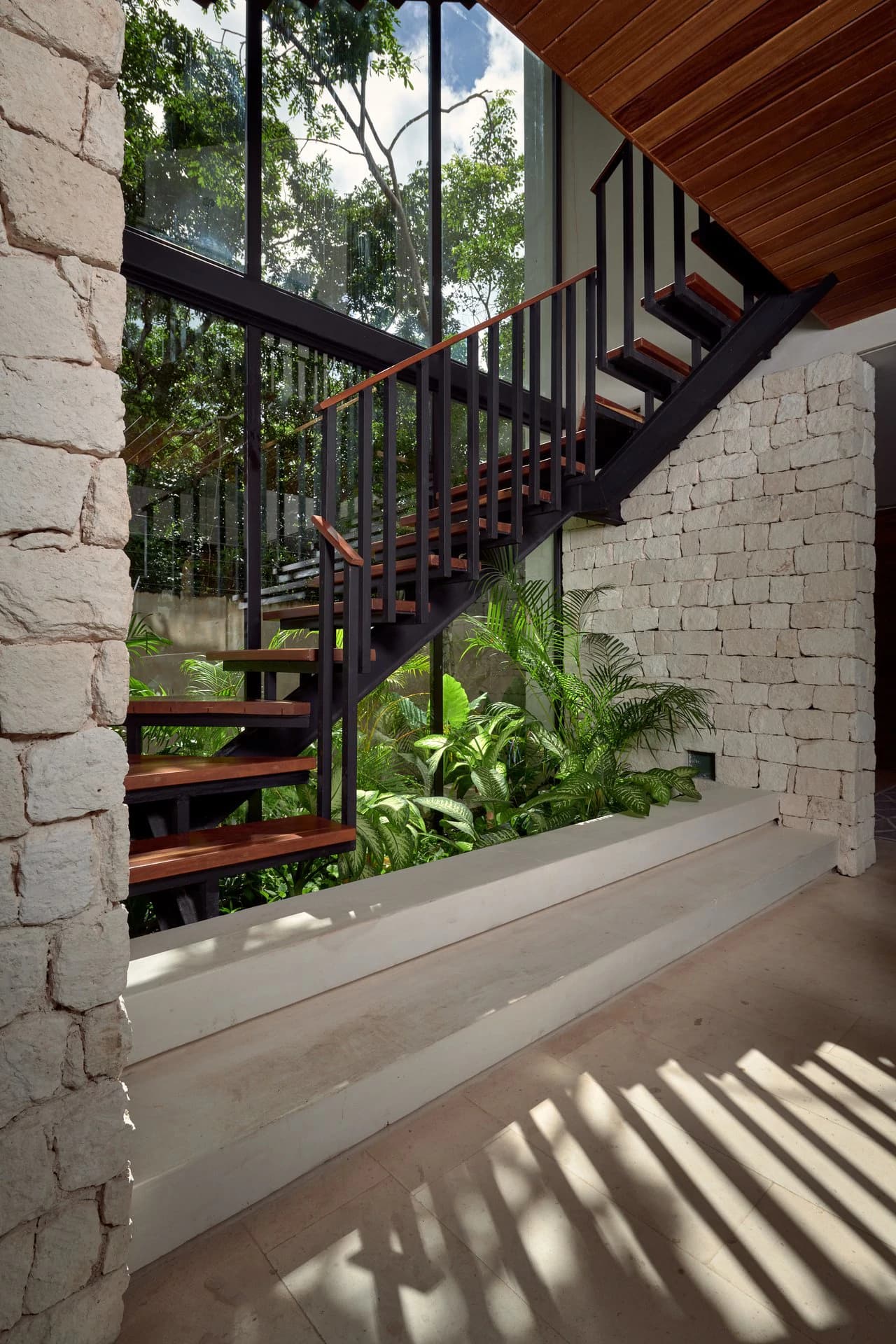 Casa Thomas | 3BR Jungle Villa with Rooftop Pool - photo 13