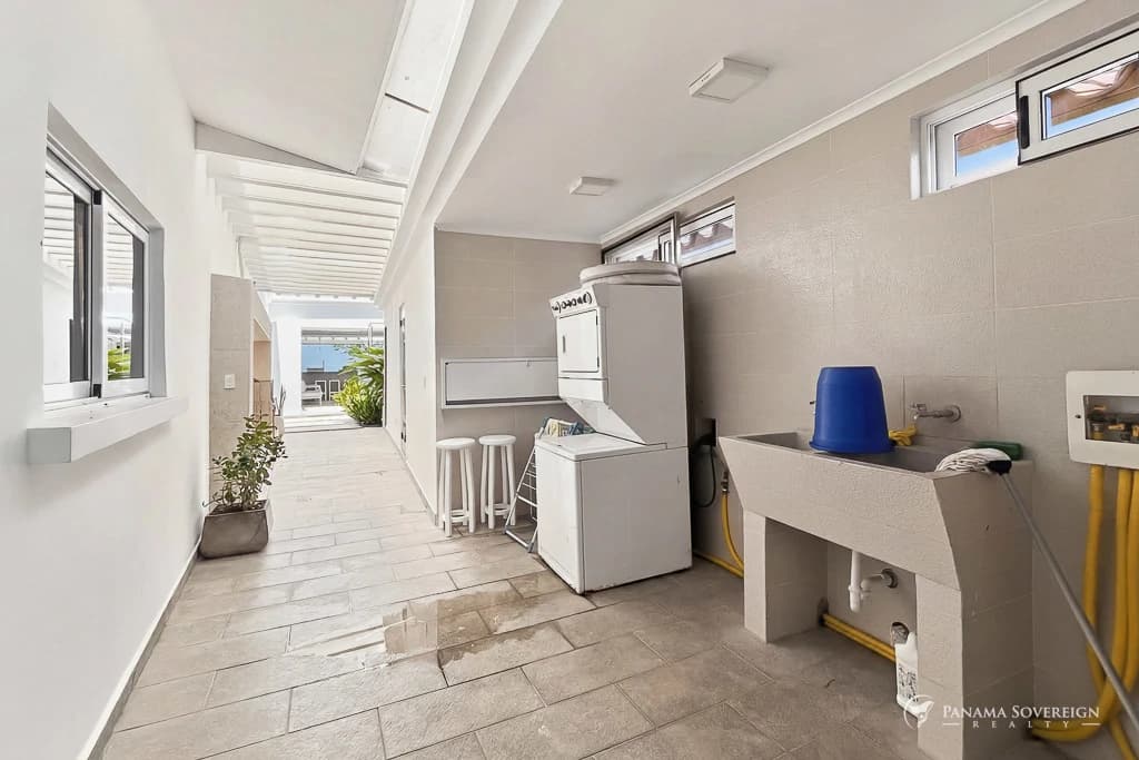 5 Bedroom House in San Carlos - photo 27