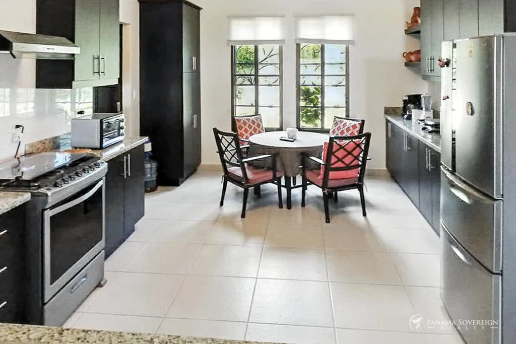4 Bedroom House in San Carlos - photo 10