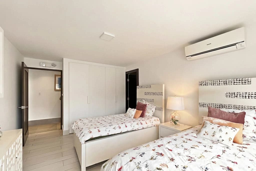 5 Bedroom House in San Carlos - photo 25