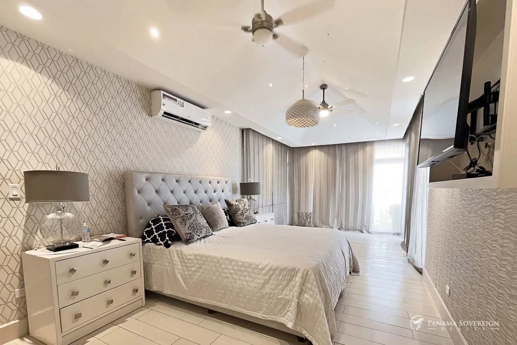 5 Bedroom House in San Carlos - photo 30