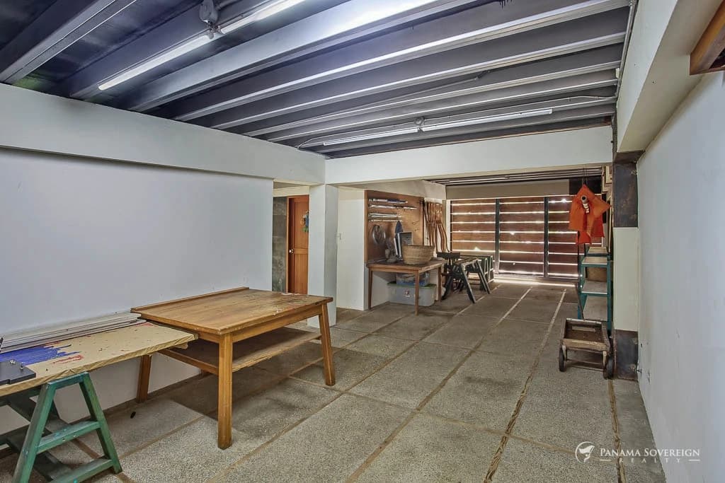 4 Bedroom House in Canal Zone - photo 43