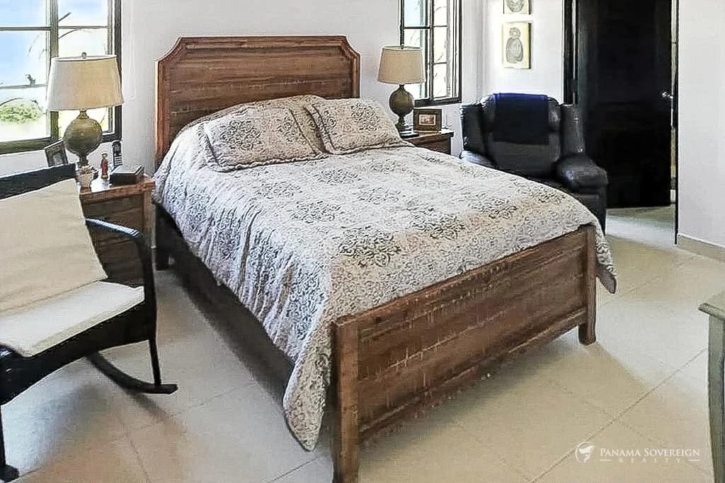 4 Bedroom House in San Carlos - photo 14