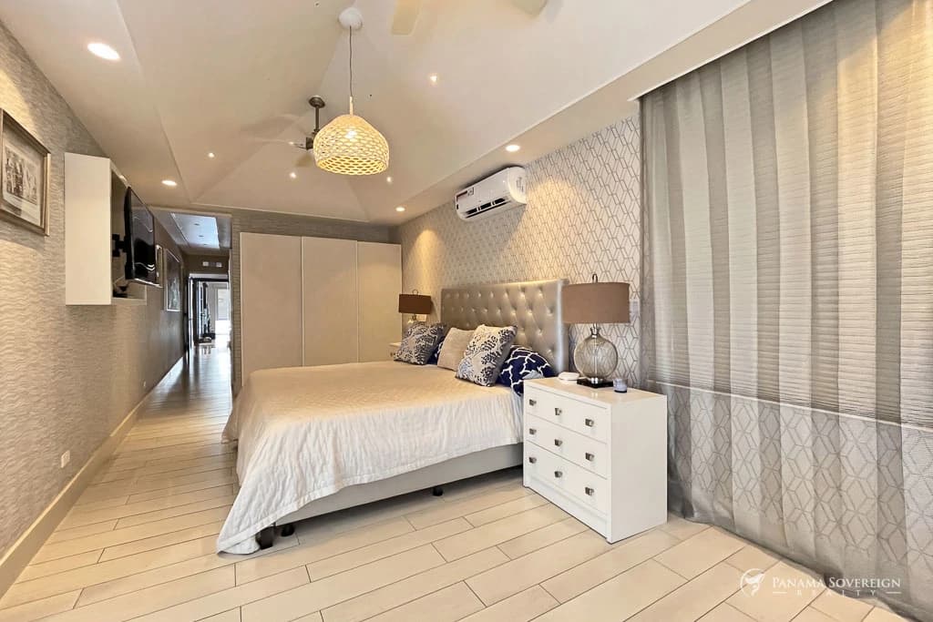 5 Bedroom House in San Carlos - photo 34