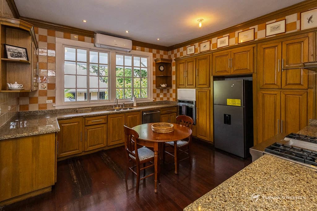 4 Bedroom House in Canal Zone - photo 10