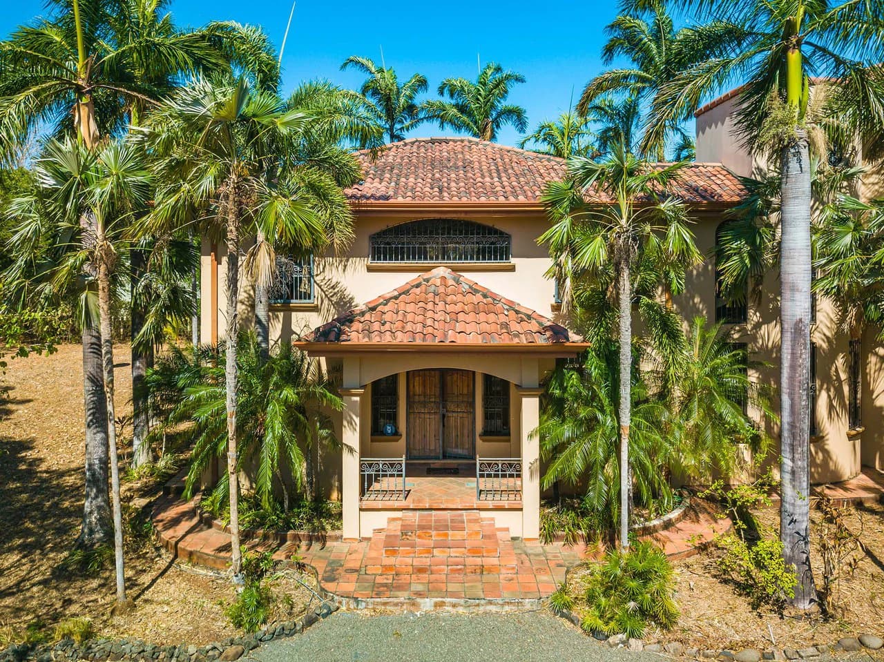 Casa Palacio: Elegant and Palatial 3BR in Gated Community