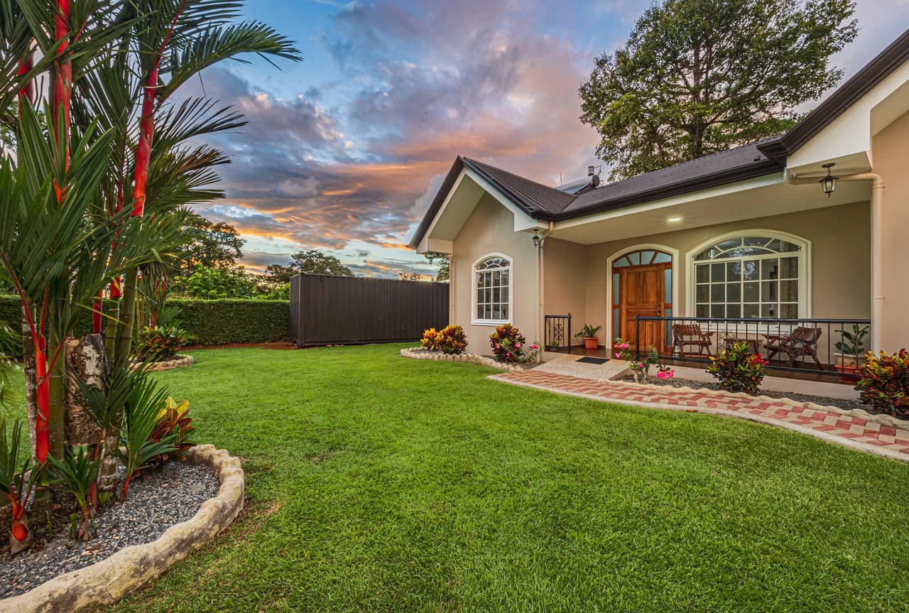 Exceptional 5-Bedroom Residence on Los Laureles Street – Prime Location & Versatile Layout - photo 33