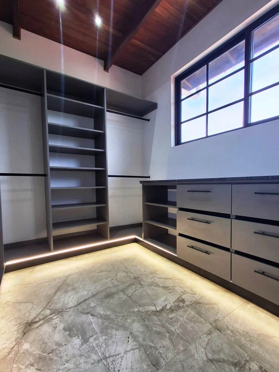 Move - In Ready Mansion: Impressive Luxury Smart Home with Pool - photo 11