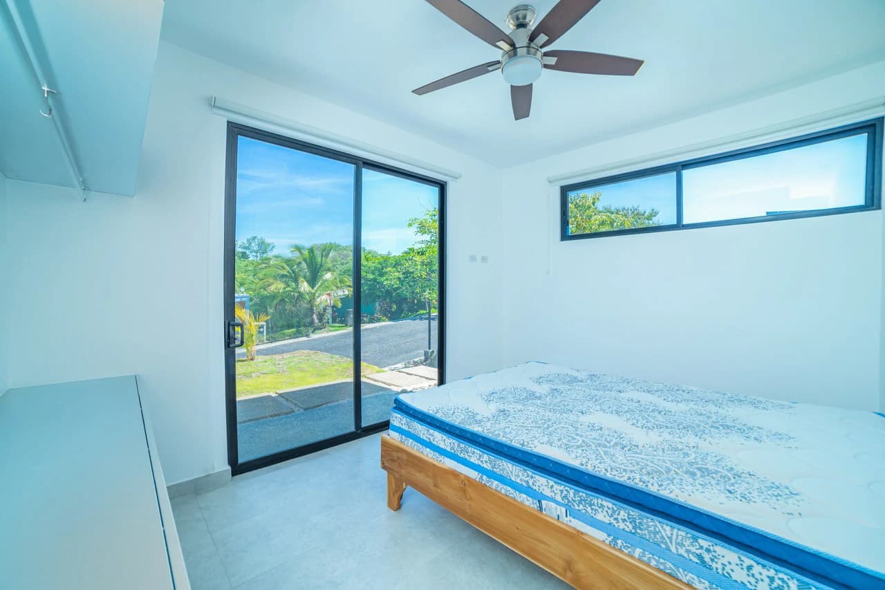 Seaside Bliss: 2-Bedroom Home with Pool, Close to Pristine Beaches - photo 7