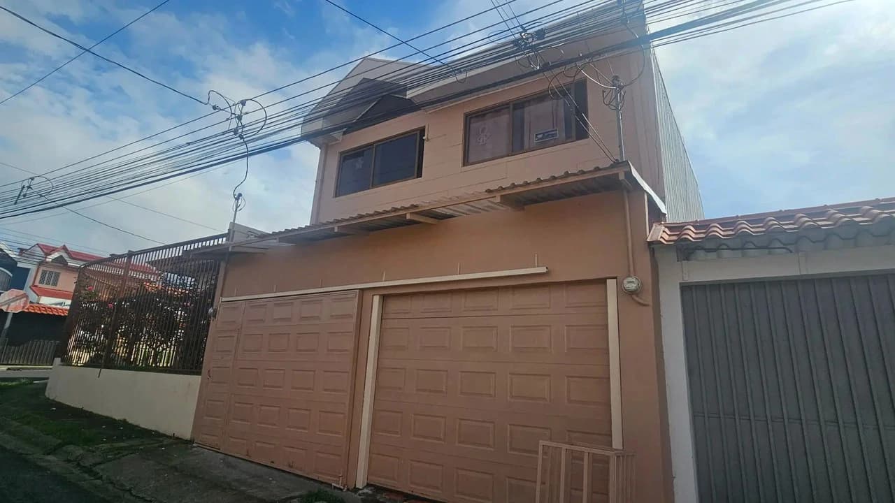 Spacious 6-Bedroom Family Home in Residencial Saint Clare, Moravia - photo 6