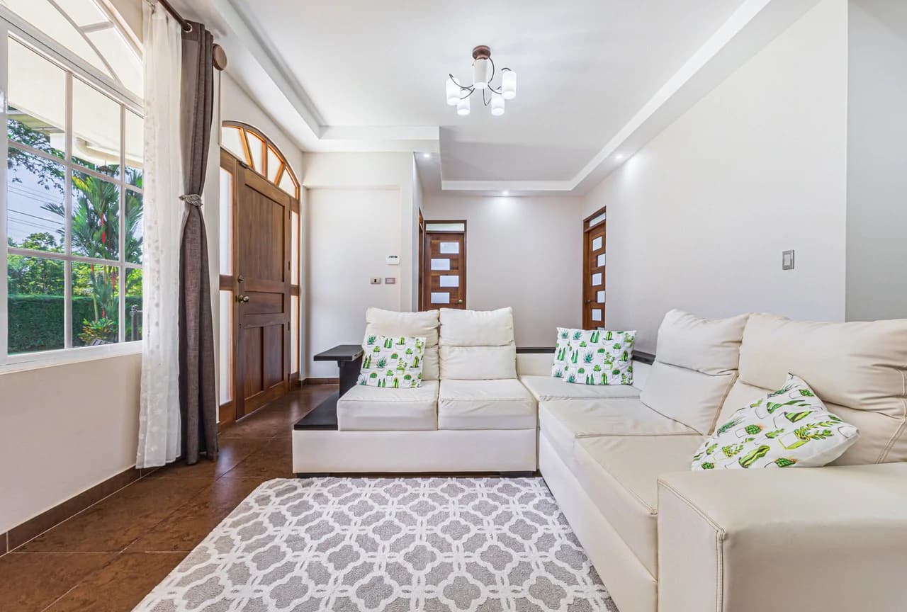 Exceptional 5-Bedroom Residence on Los Laureles Street – Prime Location & Versatile Layout - photo 9