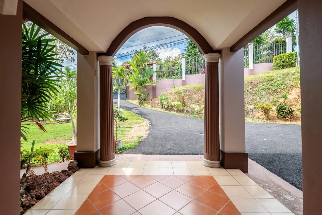 Spacious 5-Bedroom Colonial Home with 4 Bathrooms | La Bonita, Rivas - photo 2