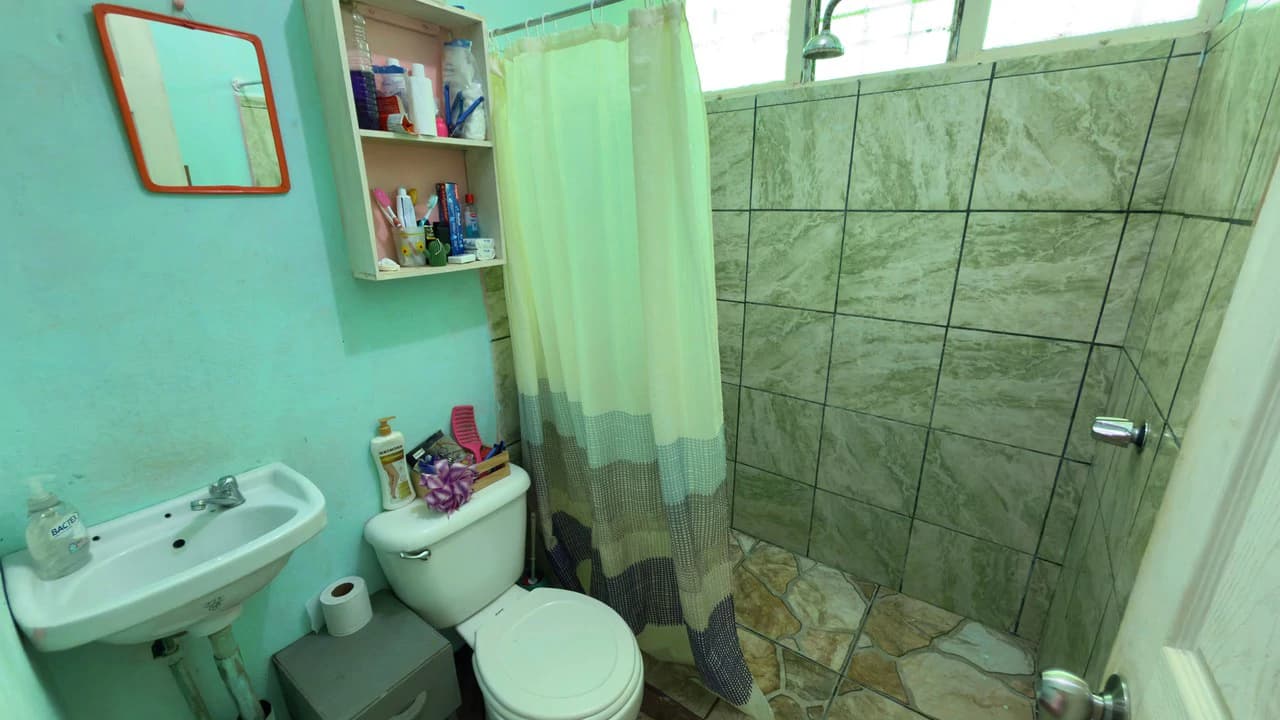 RURAL HOME IN PEACEFUL ENVIRONMENT AT PLAYA VERDE, SANTA ELENA 206 SQM LOT - photo 11