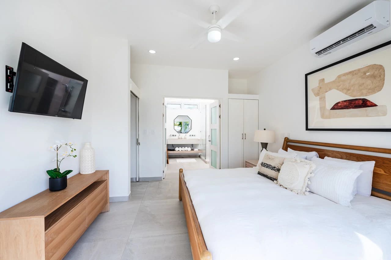 The Enclave: Ultra-Modern 5 Bedroom Villa Located Minutes From the Beach! - photo 18