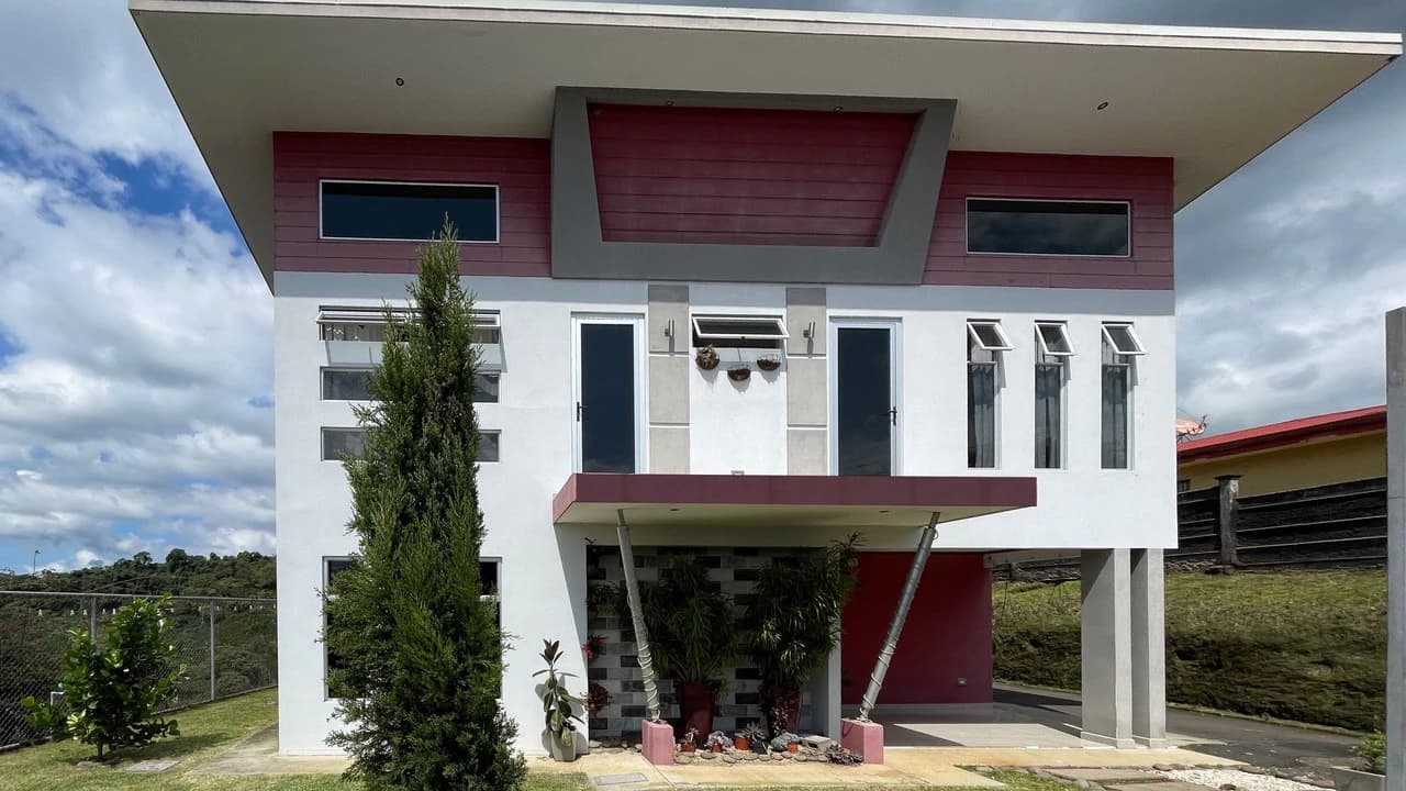 Mountain House For Sale in Grecia