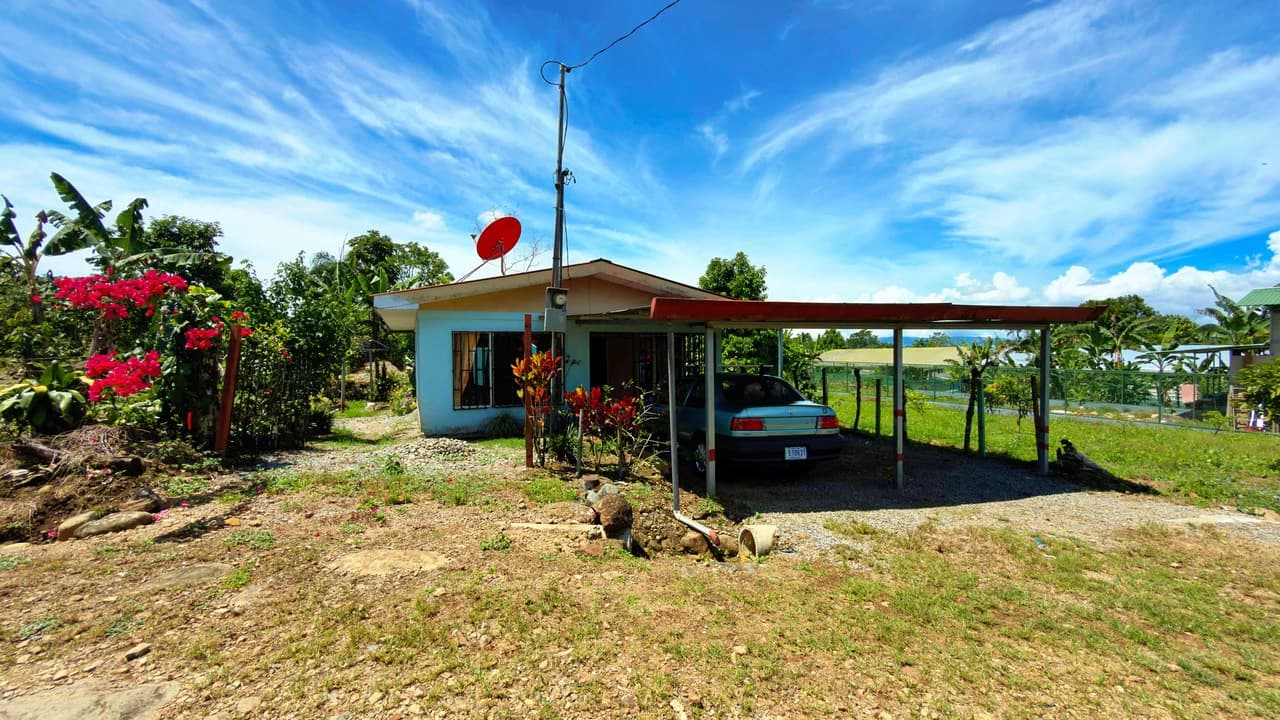 RURAL HOME IN PEACEFUL ENVIRONMENT AT PLAYA VERDE, SANTA ELENA 206 SQM LOT - photo 2