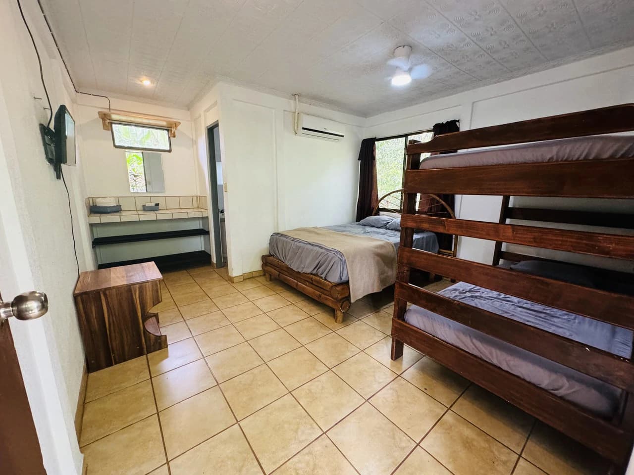 Downtown Uvita Commercial Room Rentals with Restaurant - photo 23