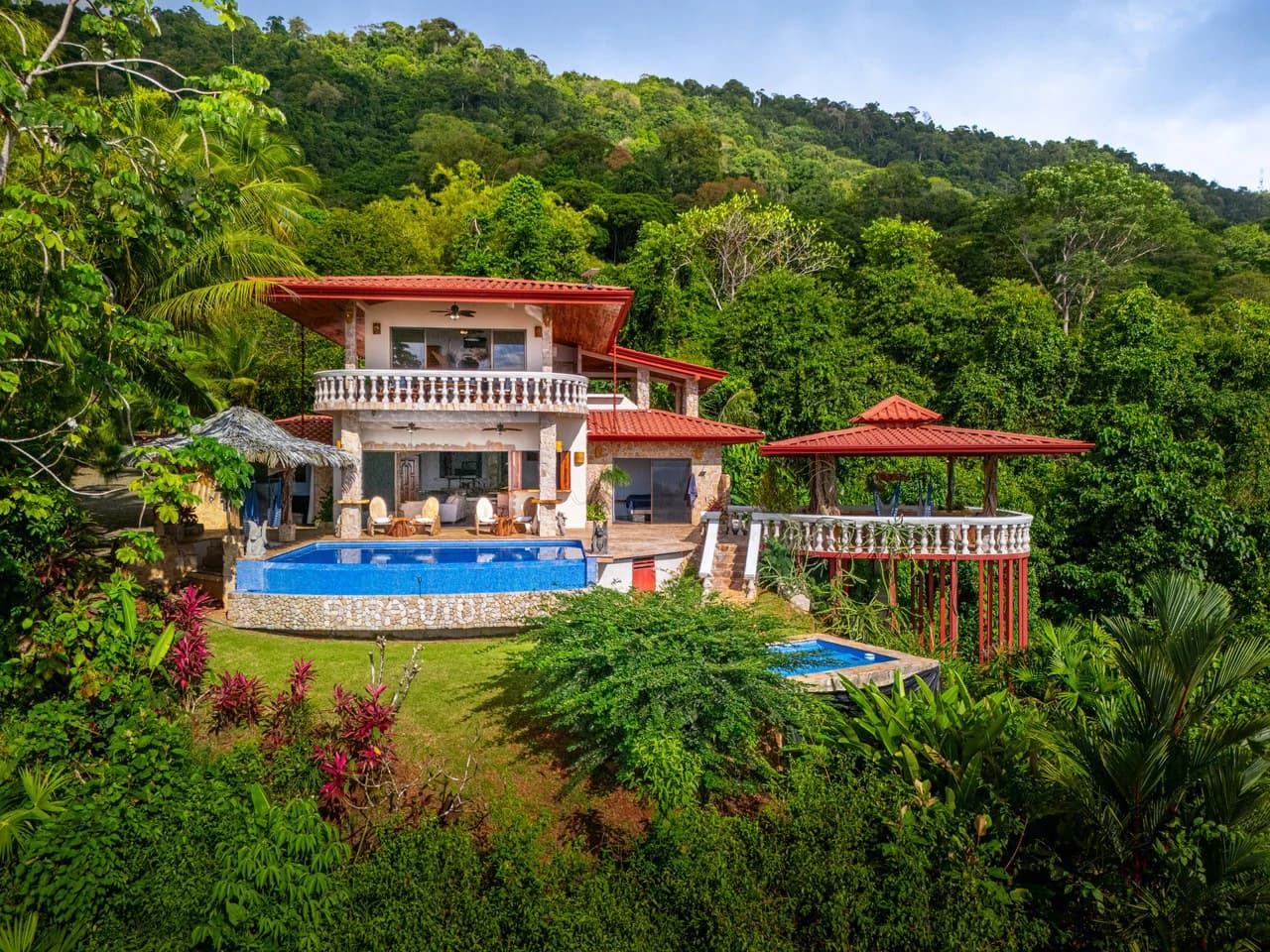 Mountain House For Sale in Escaleras