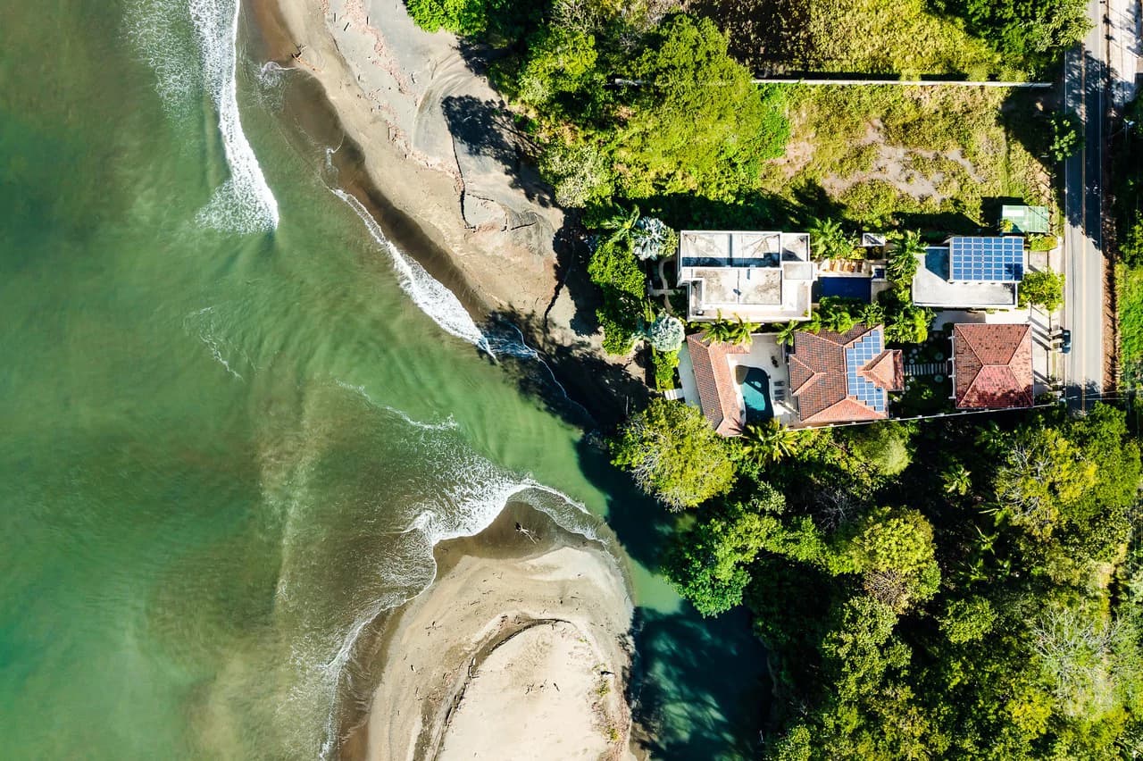 Casa Oltmann: Beach Front Mansion - photo 2
