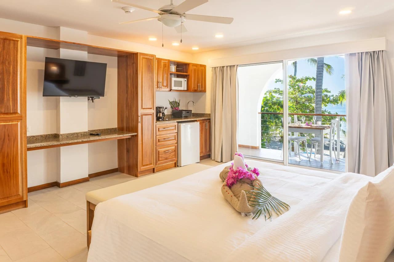 Beachfront Luxury Mixed Use Multi-Unit Residence - photo 9