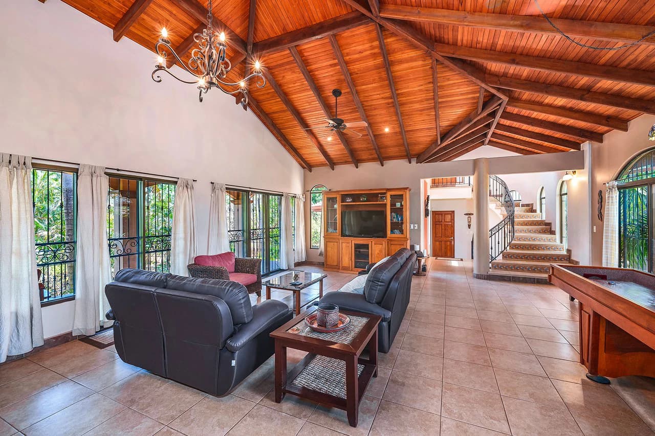 Casa Palacio: Elegant and Palatial 3BR in Gated Community - photo 21