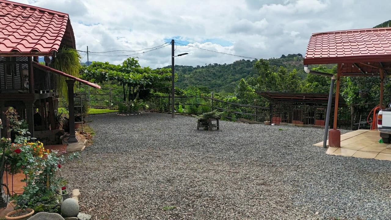 Charming Hardwood Cabin with Fruit Garden Near San Isidro - photo 12