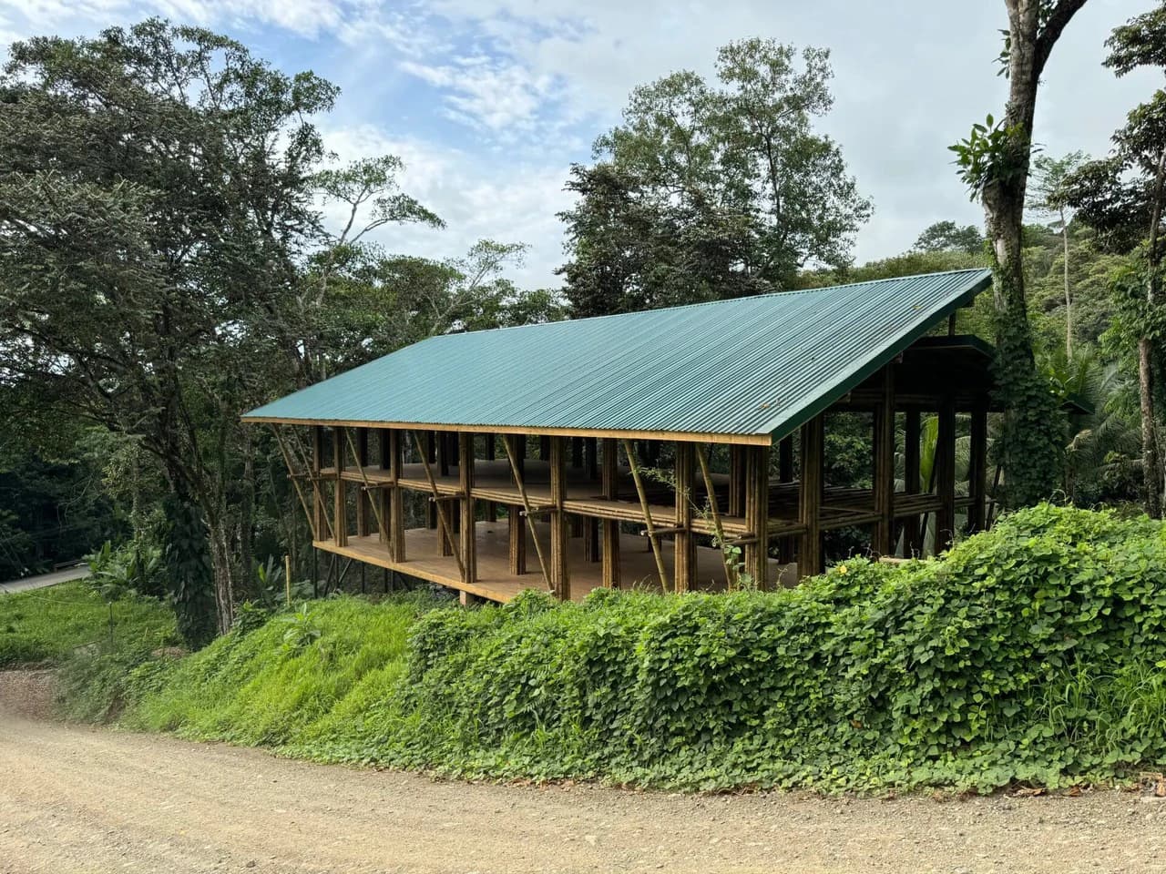0.69 ACRES – Bamboo And Wooden Commercial Building On The Paved Coastal Highway Between Uvita And Ojochal!!!: Near the Coast, Riverfront, Mountain and Countryside Mixed Use Building For Sale in Uvita - photo 3