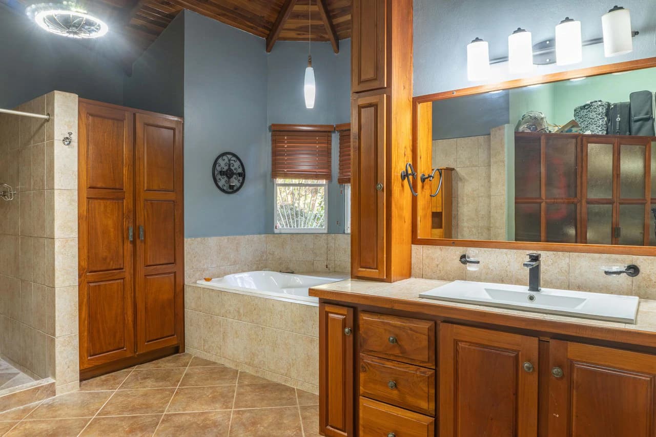 Casa Sereno: A Spacious Retreat Just Minutes From Town - photo 6