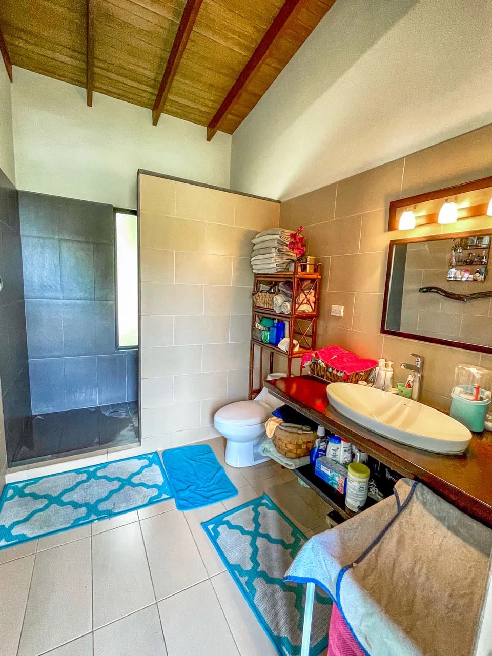 2.24 ACRES – 7 Bedrooms Ocean View Boutique Hotel With Two Pools, 5 Minutes to Uvita, Multiple Rental Options!! - photo 39