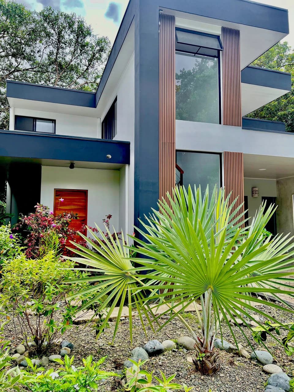 0.17 ACRES – 3 Bedrooms, Brand New Luxury Home in Uvita, Minutes From Beaches and Services, Wooded Lot, Year Round Stream, Private And Fully Furnished, Ready to Move!!! - photo 30