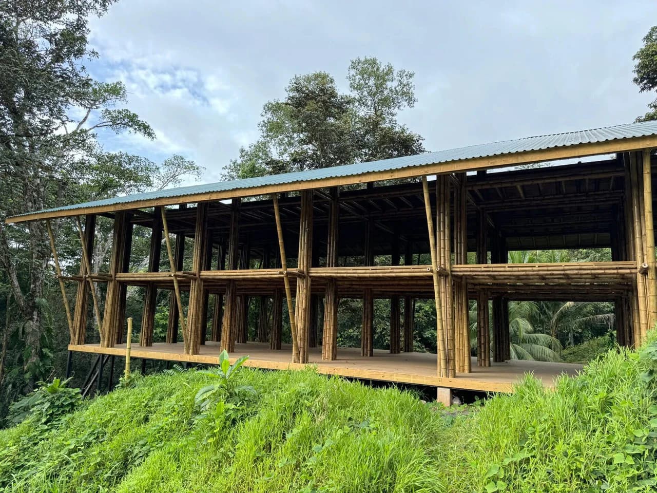 0.69 ACRES – Bamboo And Wooden Commercial Building On The Paved Coastal Highway Between Uvita And Ojochal!!!: Near the Coast, Riverfront, Mountain and Countryside Mixed Use Building For Sale in Uvita - photo 2