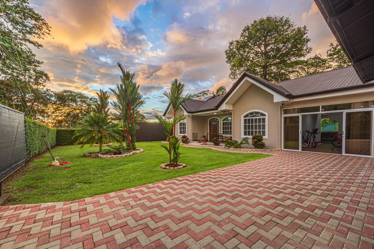 Exceptional 5-Bedroom Residence on Los Laureles Street – Prime Location & Versatile Layout - photo 27