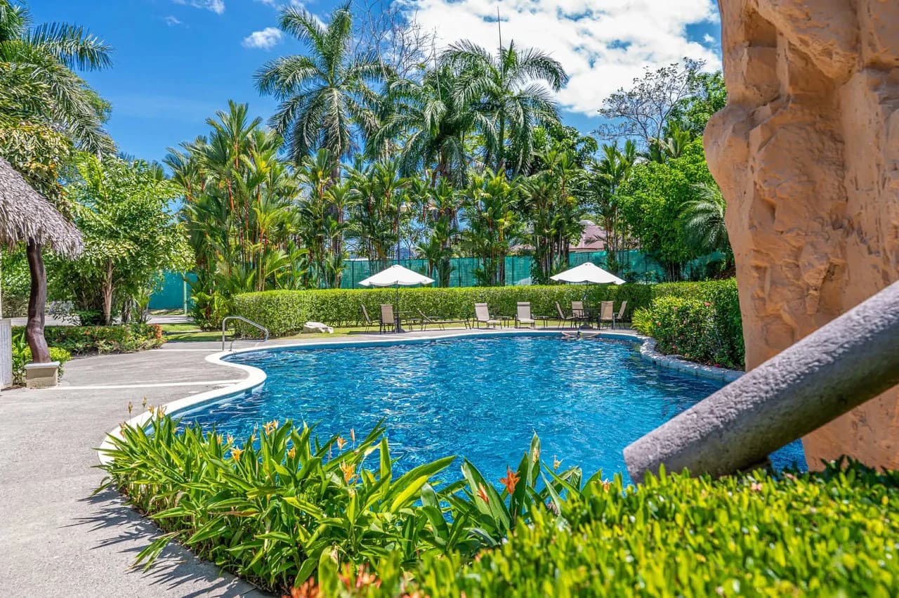 Peaceful and Secure 3BR Condo with Private Pool in Las Lomas - photo 2