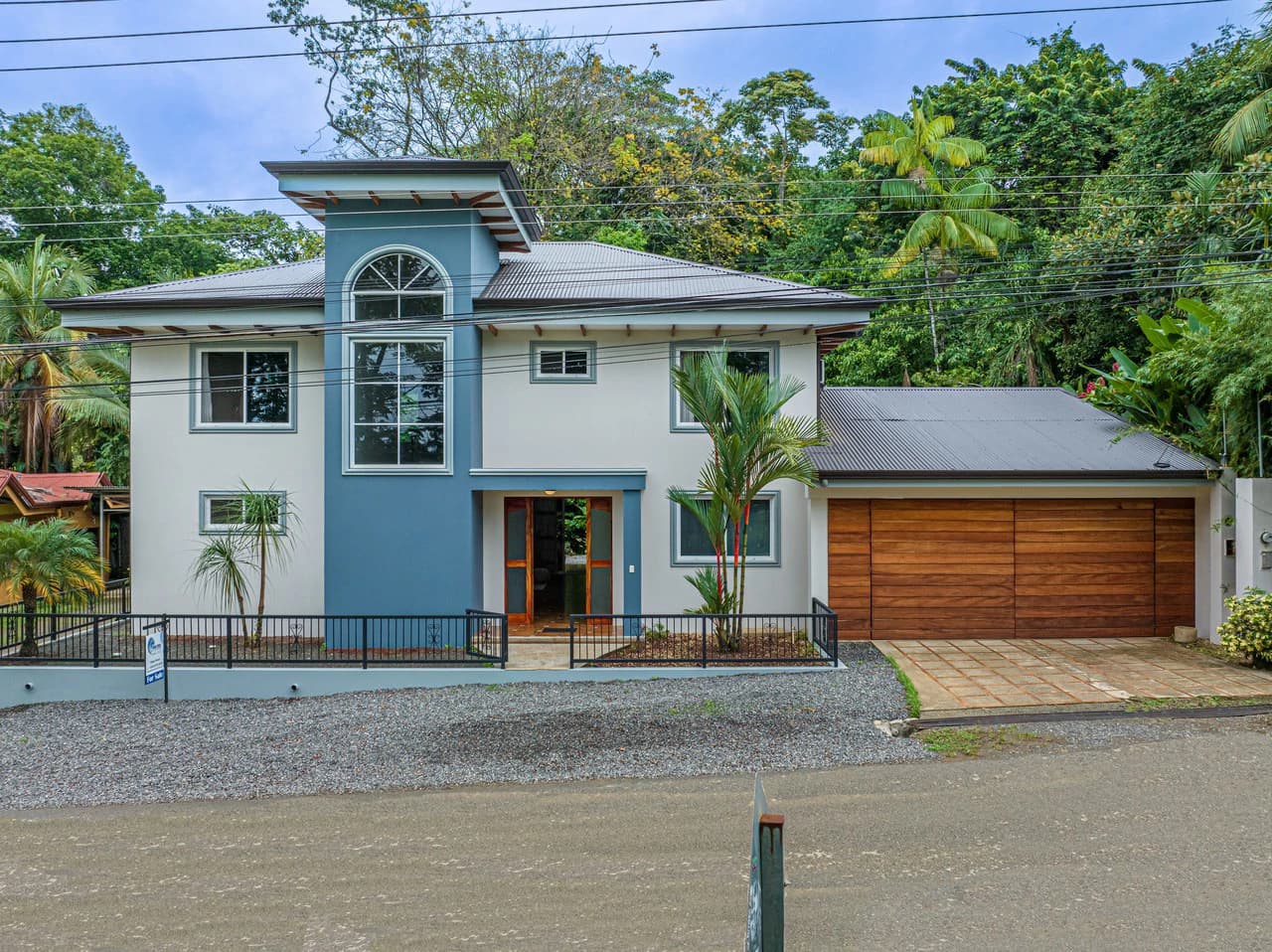 Happy Daze in Uvita: Commercial Building Opportunity in the Heart of Uvita. On Creek with Beautiful Jungle View - photo 2