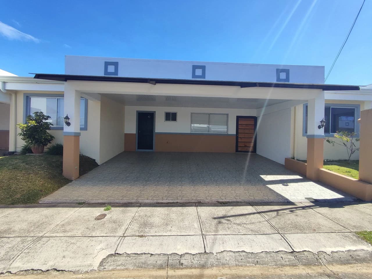 HOUSE FOR SALE IN CONDOMINIUM