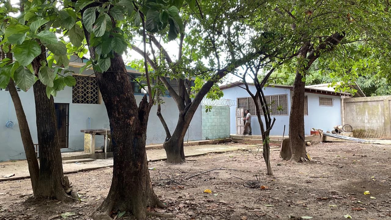 Property for rent or sale in the center of Liberia 2 houses with 350 m², 2 big living rooms, 7 rooms, a garden, and 9 parking lots - photo 20