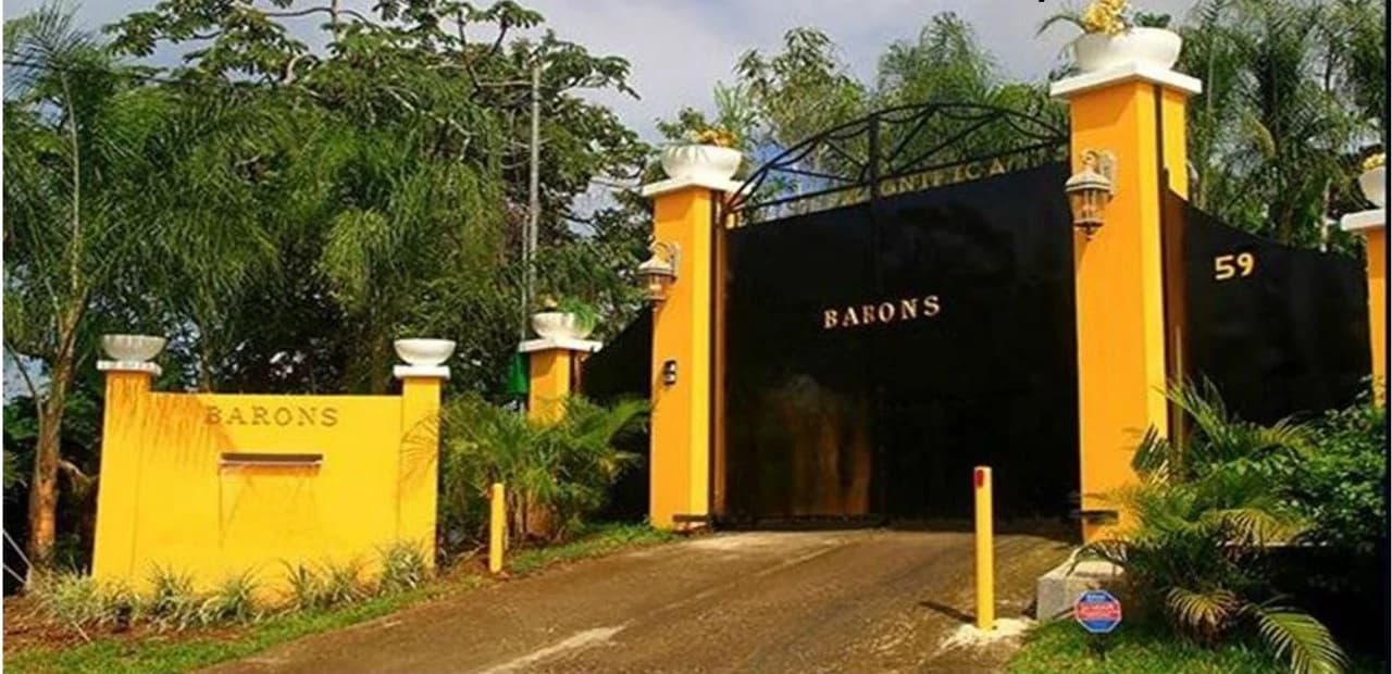 BARONS RESORT BOUTIQUE HOTEL: HOTEL BAR & RESTAURANT - photo 2