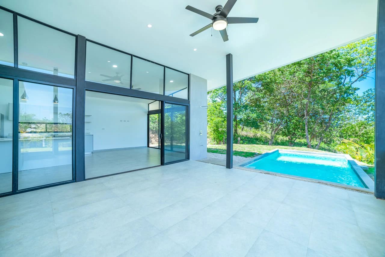 Seaside Bliss: 2-Bedroom Home with Pool, Close to Pristine Beaches - photo 4
