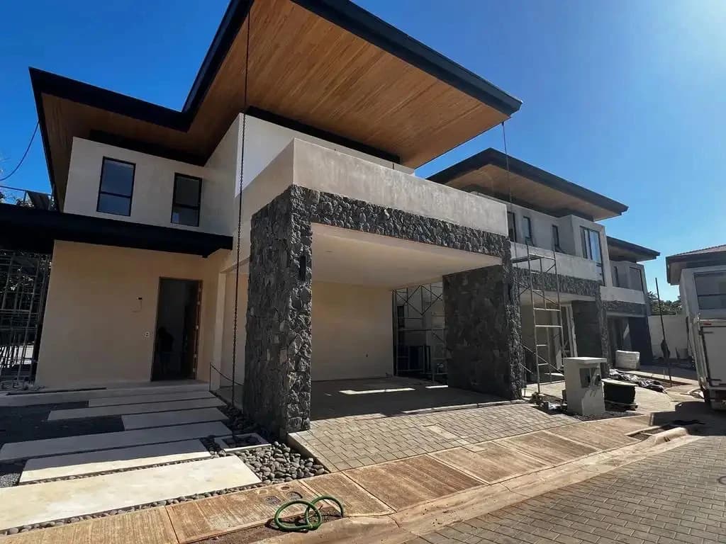 The house is for sale in playa tamarindo