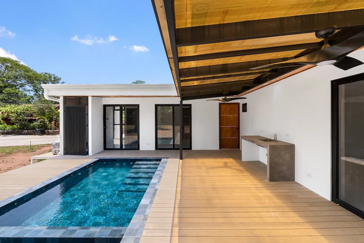Casa Solana: Brand-New Modern Home in Palm Beach Estates, 2-Minute Walk to the Beach! - photo 2