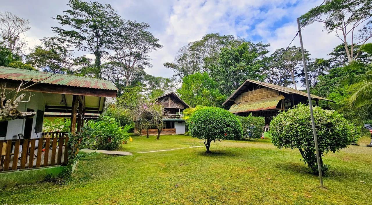 ID 4184: Four House Property near Cahuita, 3km from the Beach