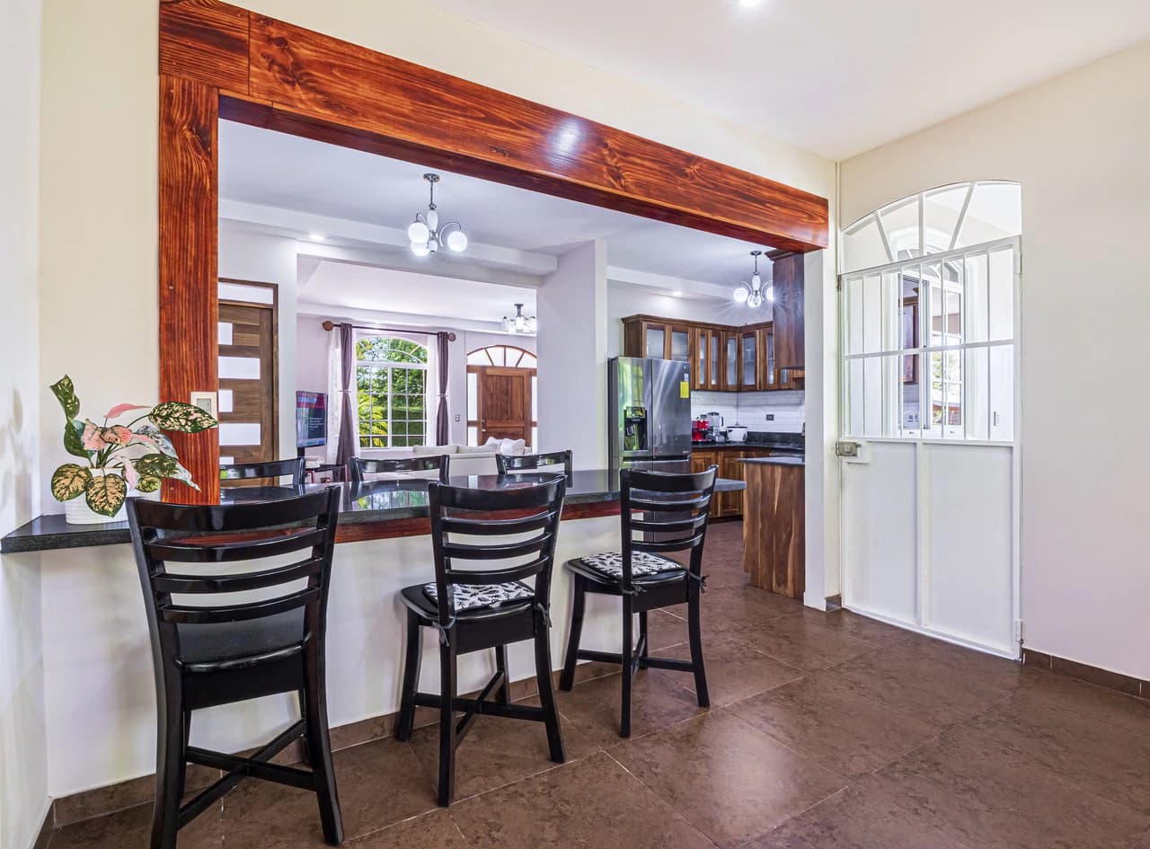 Exceptional 5-Bedroom Residence on Los Laureles Street – Prime Location & Versatile Layout - photo 6