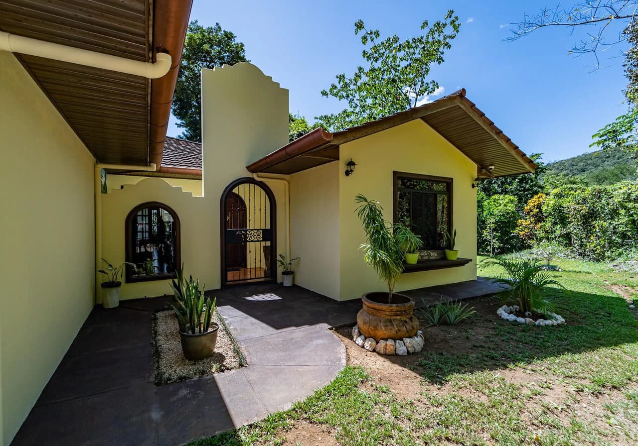 Casa Jardin: Ocean View SFH with Guest House and Extra Lot - photo 4