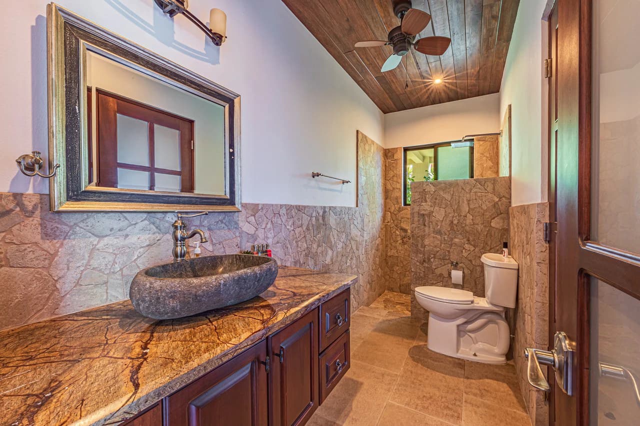 Luxurious Coastal Retreat with Ocean Views in Uvita, Costa Rica - photo 27