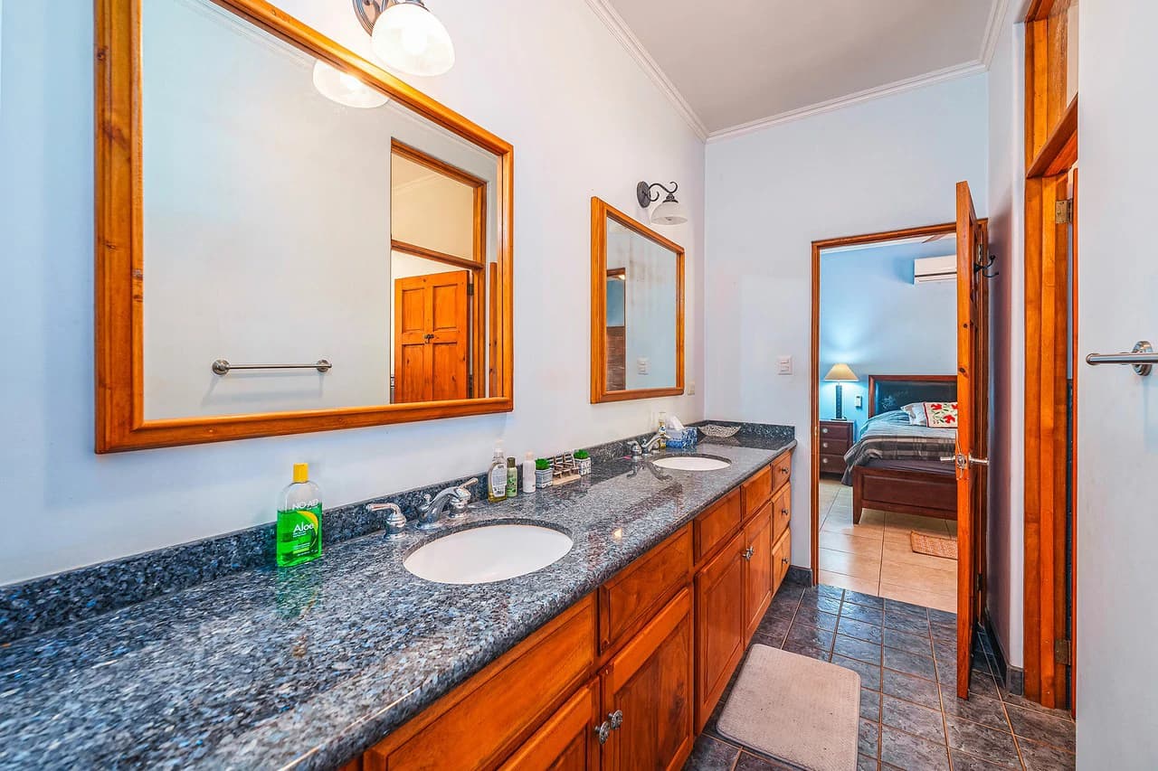 Casa Palacio: Elegant and Palatial 3BR in Gated Community - photo 32