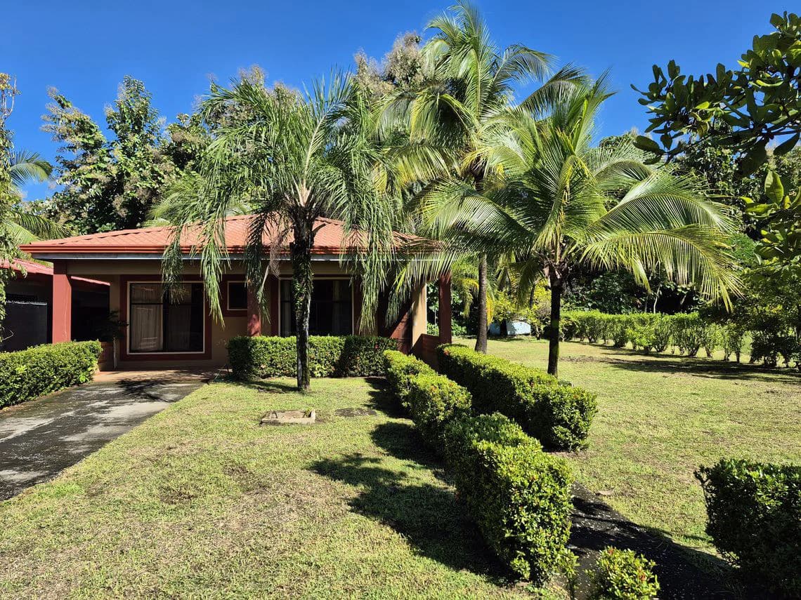 Casa Ora: Charming Renovated Home with Expansion Potential, Close to All Amenities.